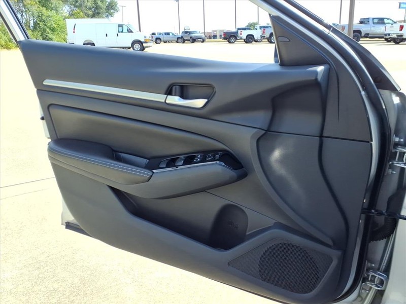 Nissan Altima Vehicle Full-screen Gallery Image 20