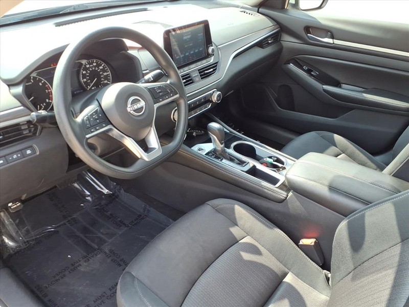 Nissan Altima Vehicle Full-screen Gallery Image 21