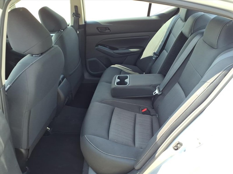 Nissan Altima Vehicle Full-screen Gallery Image 22