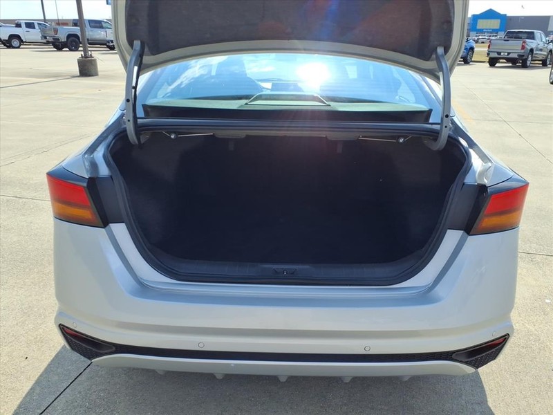 Nissan Altima Vehicle Full-screen Gallery Image 23