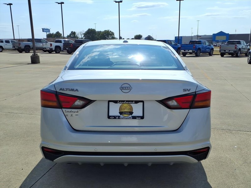 Nissan Altima Vehicle Full-screen Gallery Image 24