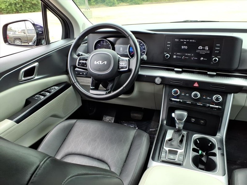 Kia Carnival Vehicle Full-screen Gallery Image 10