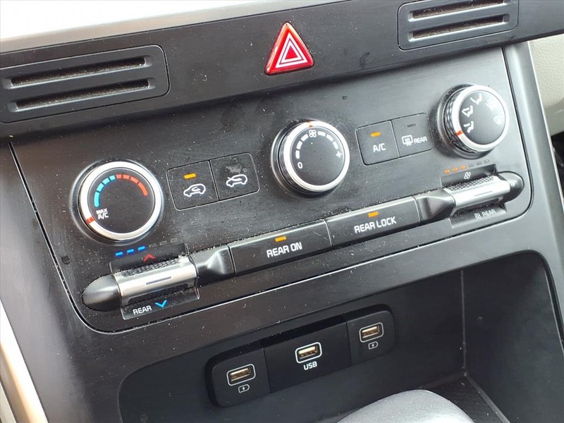 Kia Carnival Vehicle Full-screen Gallery Image 13