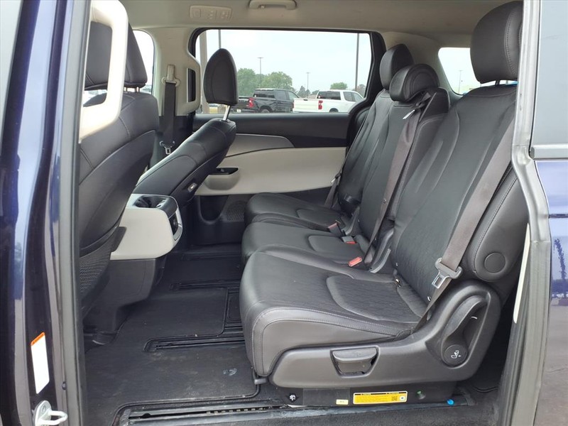 Kia Carnival Vehicle Full-screen Gallery Image 21