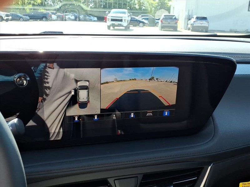 Buick Encore GX Vehicle Full-screen Gallery Image 9