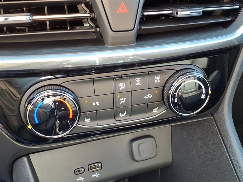 Buick Encore GX Vehicle Full-screen Gallery Image 10