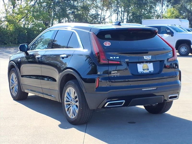 Cadillac XT4 Vehicle Full-screen Gallery Image 03