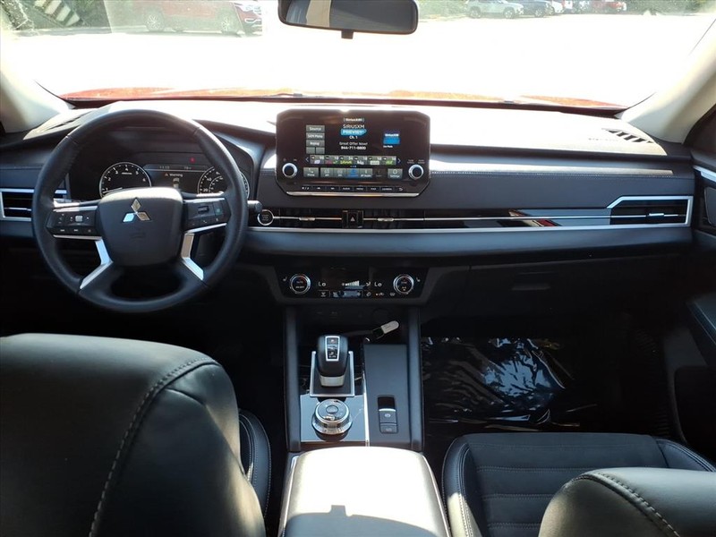 Mitsubishi Outlander Vehicle Full-screen Gallery Image 8