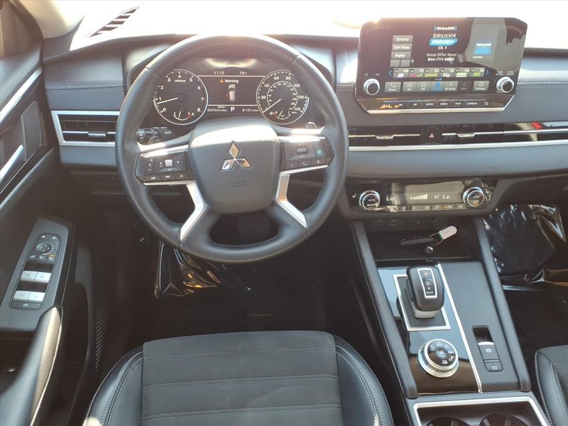 Mitsubishi Outlander Vehicle Full-screen Gallery Image 9