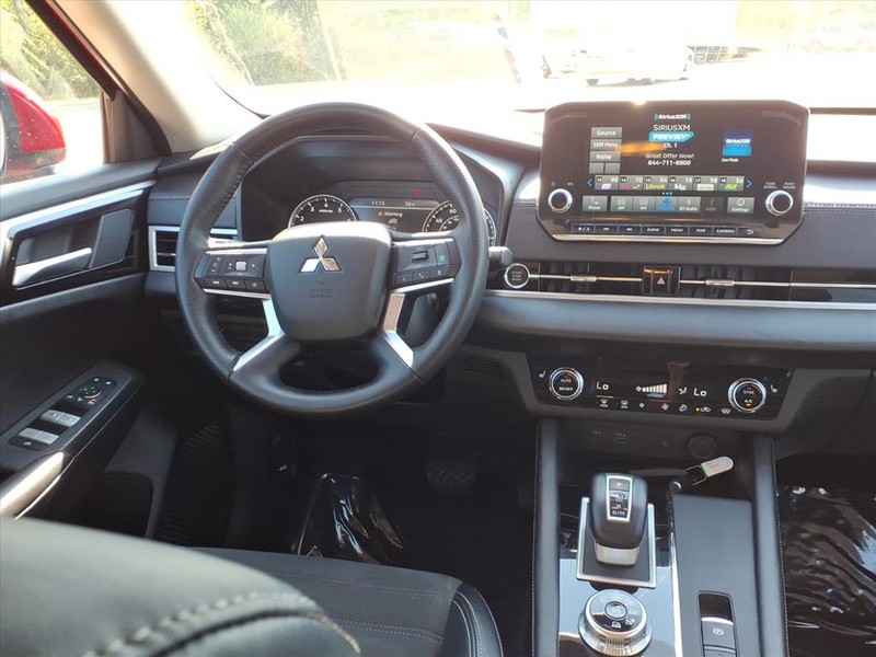 Mitsubishi Outlander Vehicle Full-screen Gallery Image 11