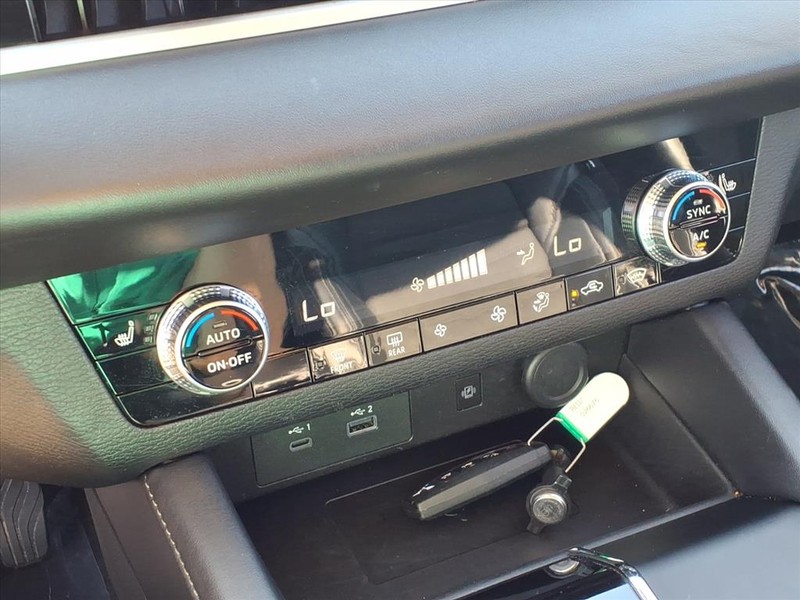 Mitsubishi Outlander Vehicle Full-screen Gallery Image 14