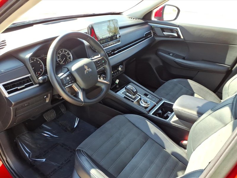 Mitsubishi Outlander Vehicle Full-screen Gallery Image 21