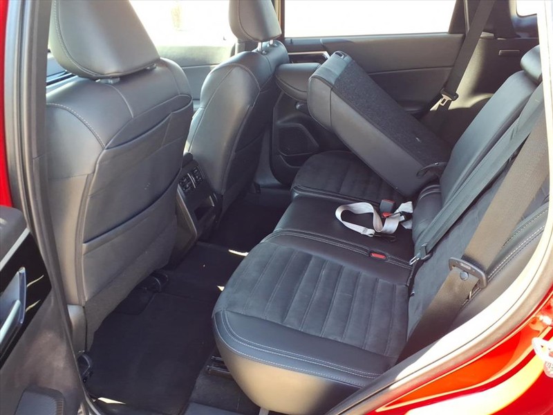 Mitsubishi Outlander Vehicle Full-screen Gallery Image 22