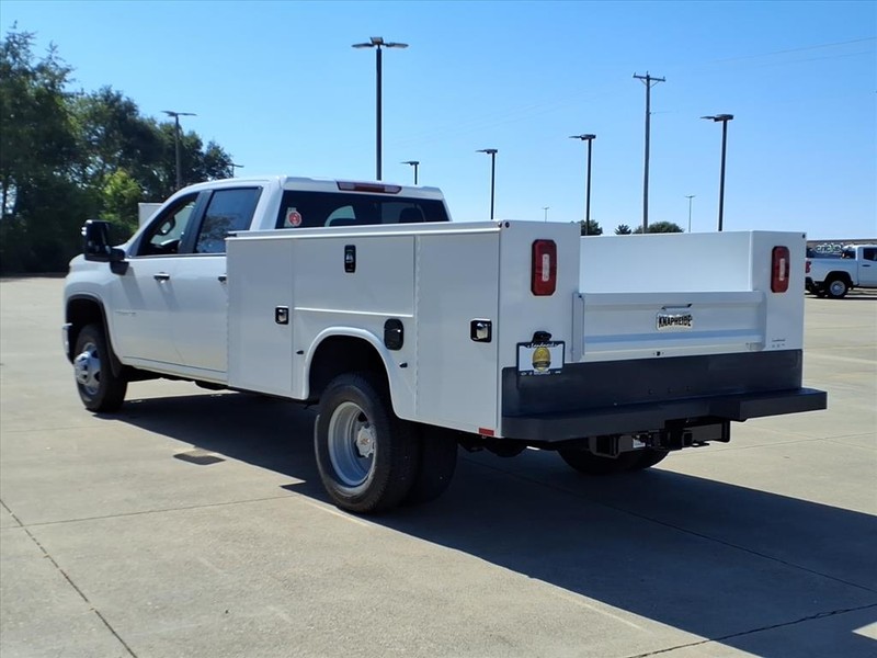 Chevrolet Silverado 3500HD CC Vehicle Full-screen Gallery Image 3