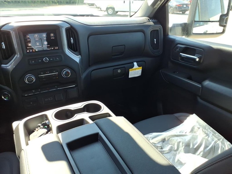 Chevrolet Silverado 3500HD CC Vehicle Full-screen Gallery Image 6
