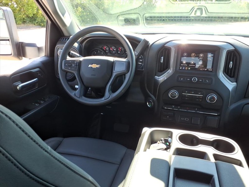 Chevrolet Silverado 3500HD CC Vehicle Full-screen Gallery Image 7