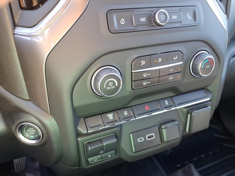 Chevrolet Silverado 3500HD CC Vehicle Full-screen Gallery Image 10