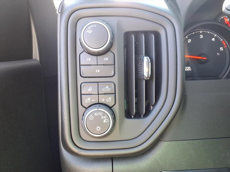 Chevrolet Silverado 3500HD CC Vehicle Full-screen Gallery Image 13