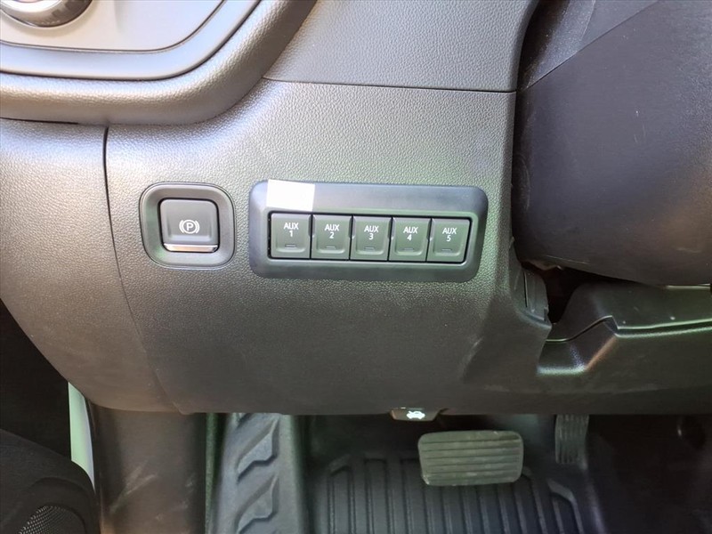 Chevrolet Silverado 3500HD CC Vehicle Full-screen Gallery Image 14