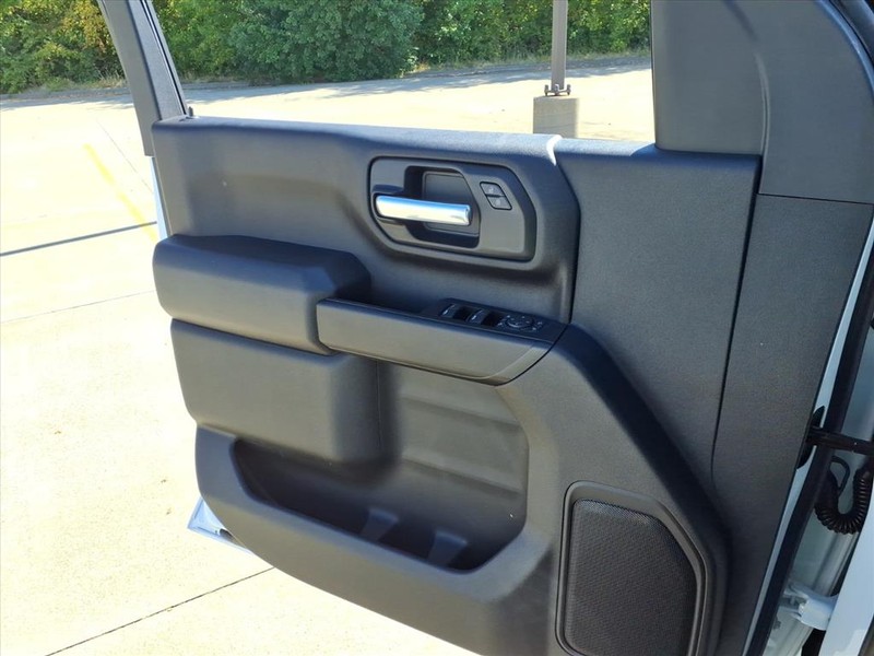 Chevrolet Silverado 3500HD CC Vehicle Full-screen Gallery Image 15