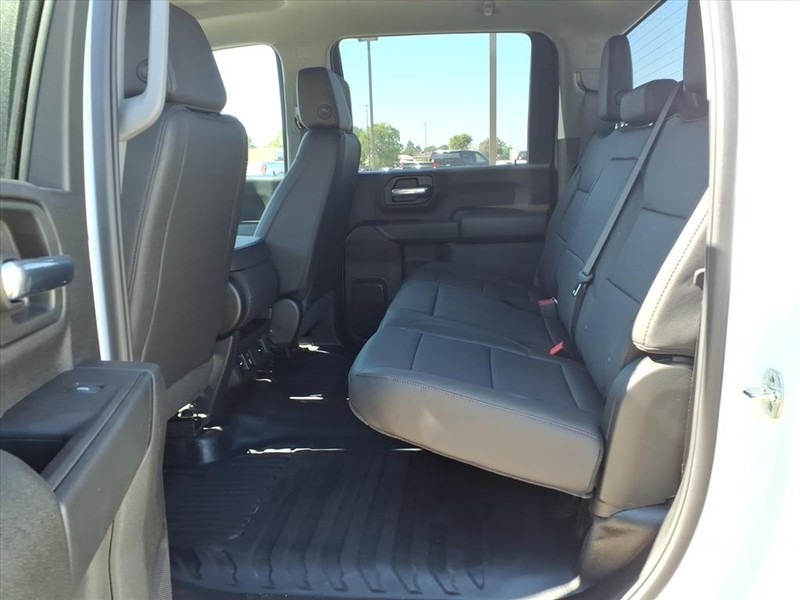 Chevrolet Silverado 3500HD CC Vehicle Full-screen Gallery Image 17