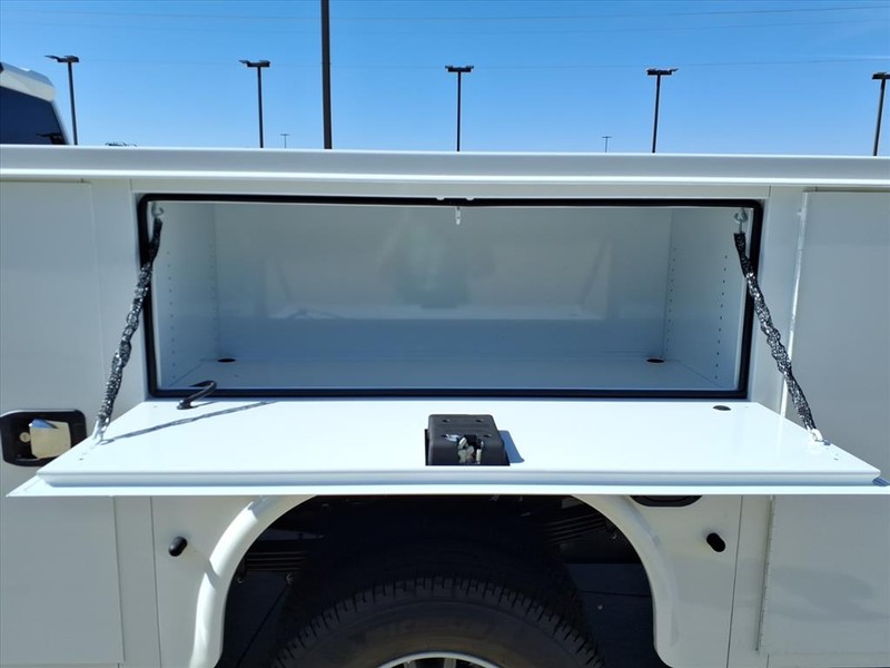 Chevrolet Silverado 3500HD CC Vehicle Full-screen Gallery Image 19