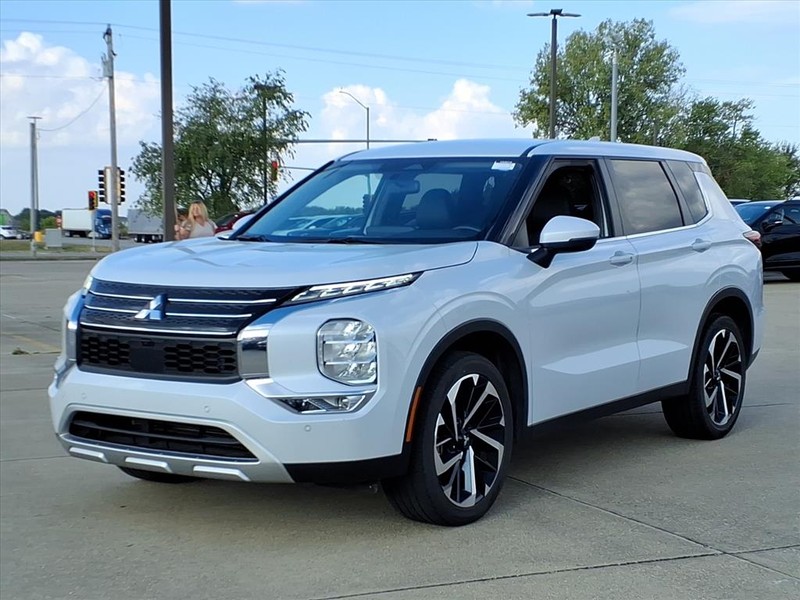 Mitsubishi Outlander Vehicle Full-screen Gallery Image 2