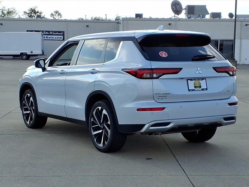 Mitsubishi Outlander Vehicle Full-screen Gallery Image 3