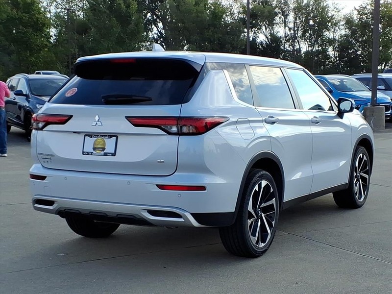 Mitsubishi Outlander Vehicle Full-screen Gallery Image 4