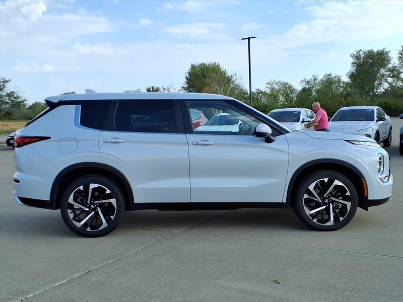 Mitsubishi Outlander Vehicle Full-screen Gallery Image 5