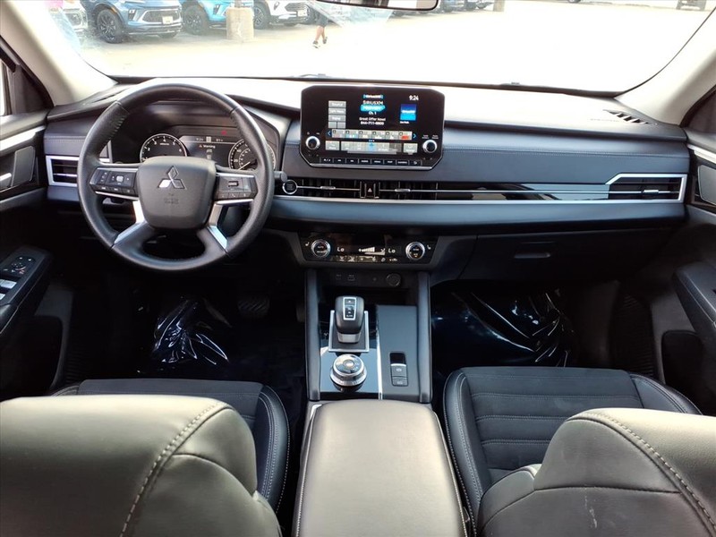 Mitsubishi Outlander Vehicle Full-screen Gallery Image 8