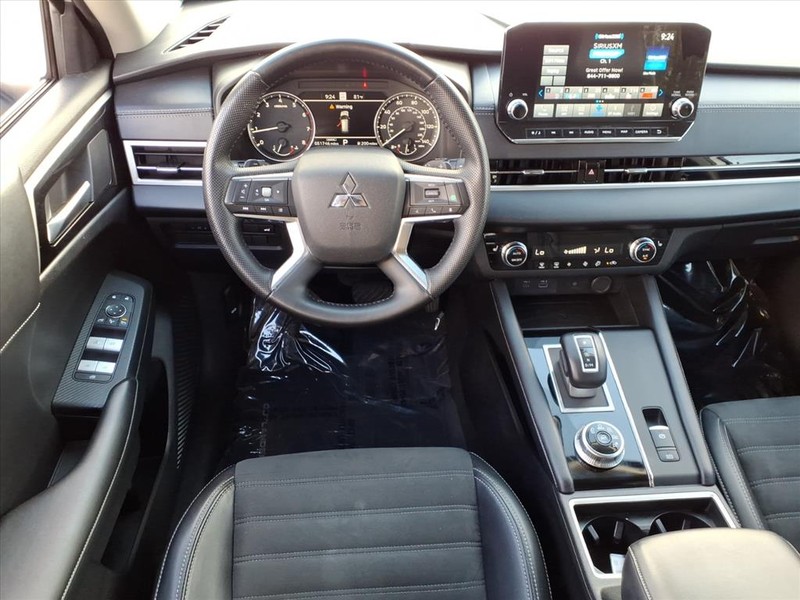 Mitsubishi Outlander Vehicle Full-screen Gallery Image 9