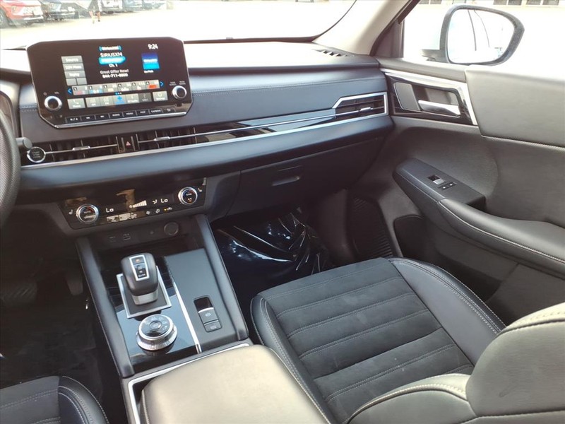 Mitsubishi Outlander Vehicle Full-screen Gallery Image 10