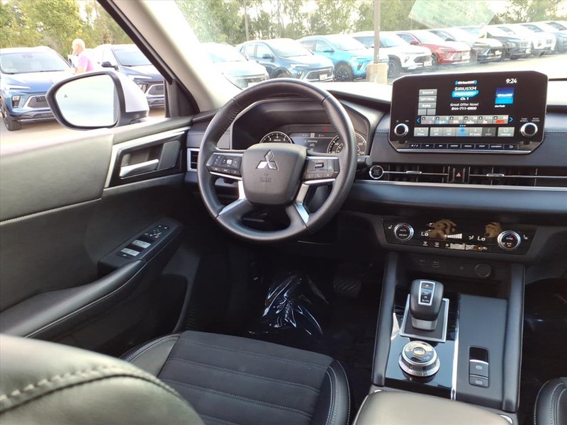 Mitsubishi Outlander Vehicle Full-screen Gallery Image 11