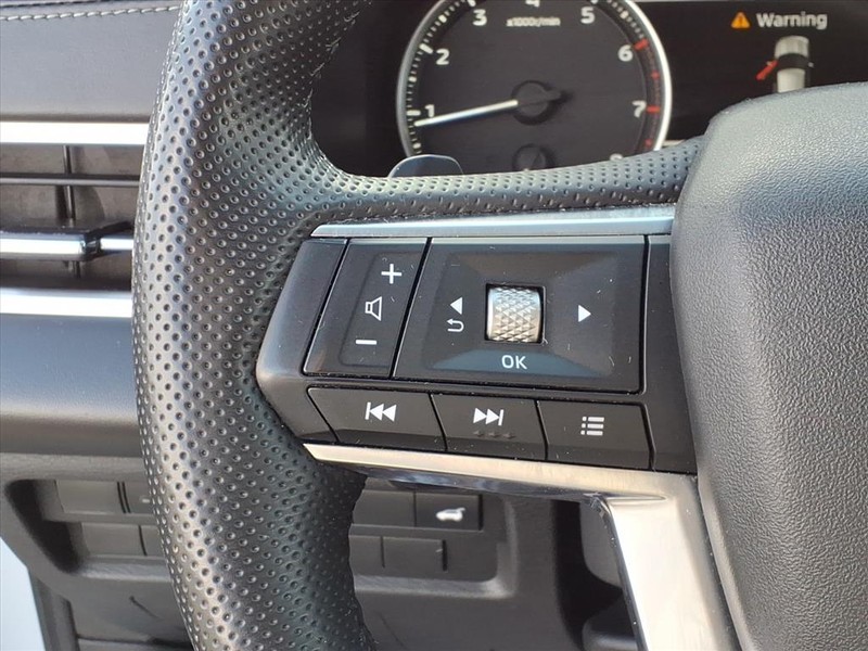 Mitsubishi Outlander Vehicle Full-screen Gallery Image 17