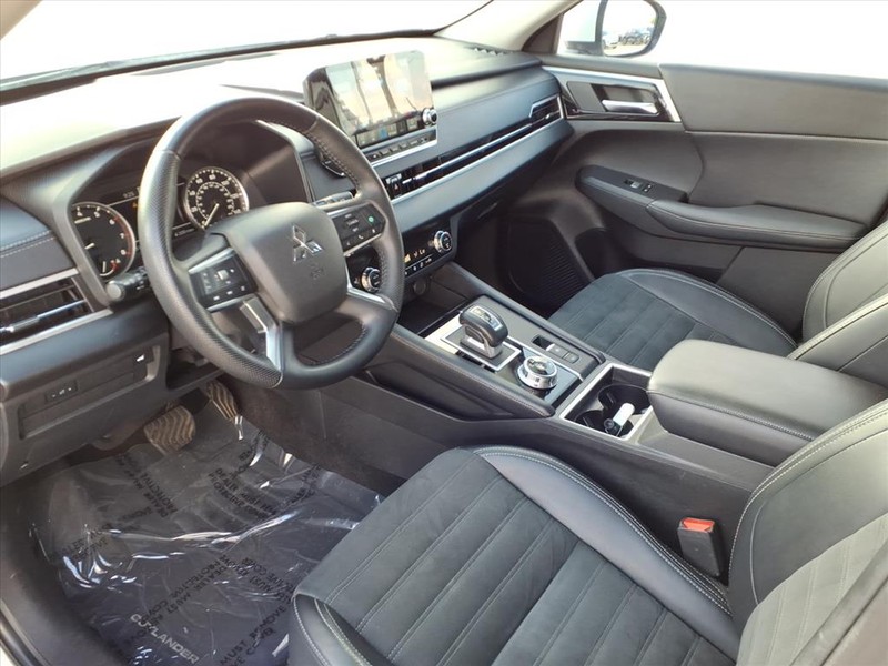 Mitsubishi Outlander Vehicle Full-screen Gallery Image 21