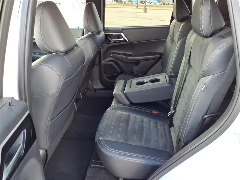 Mitsubishi Outlander Vehicle Full-screen Gallery Image 22