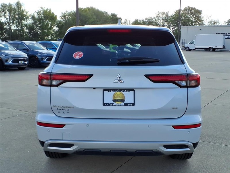 Mitsubishi Outlander Vehicle Full-screen Gallery Image 25