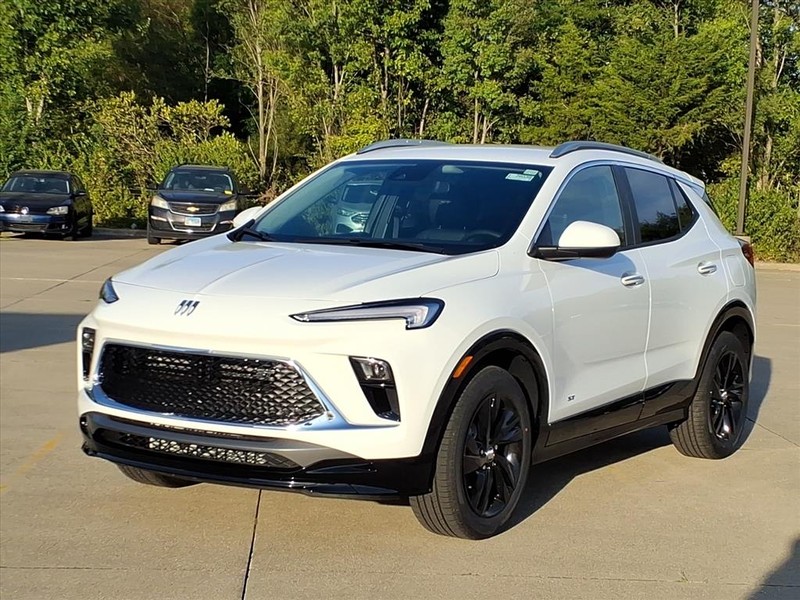 Buick Encore GX Vehicle Full-screen Gallery Image 2