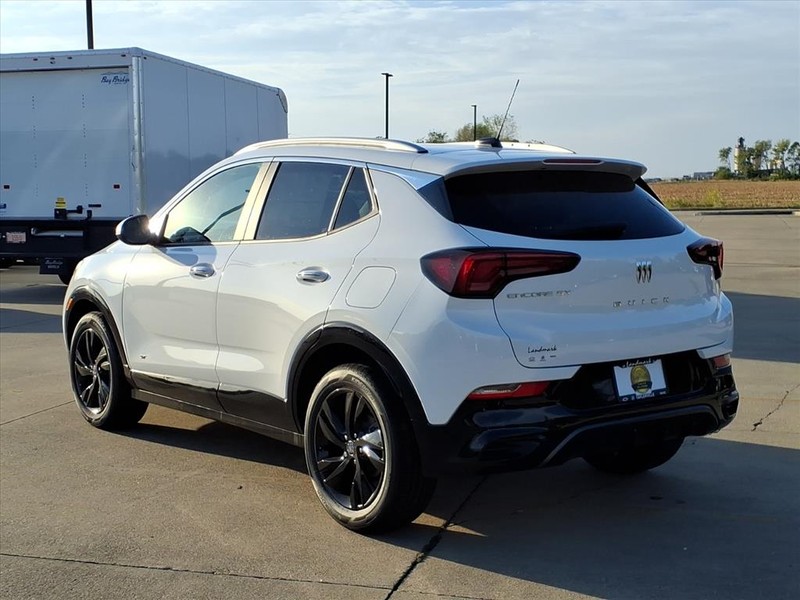 Buick Encore GX Vehicle Full-screen Gallery Image 3
