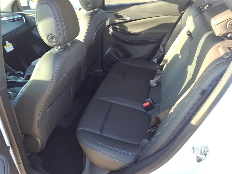 Buick Encore GX Vehicle Full-screen Gallery Image 17