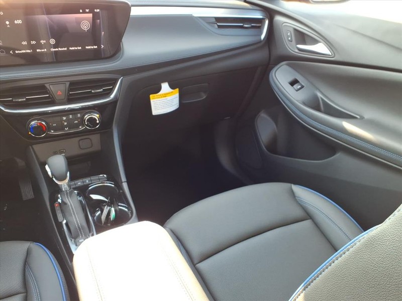 Buick Encore GX Vehicle Full-screen Gallery Image 6