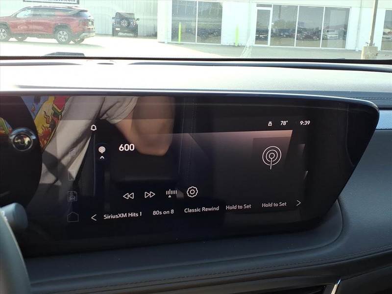 Buick Encore GX Vehicle Full-screen Gallery Image 8