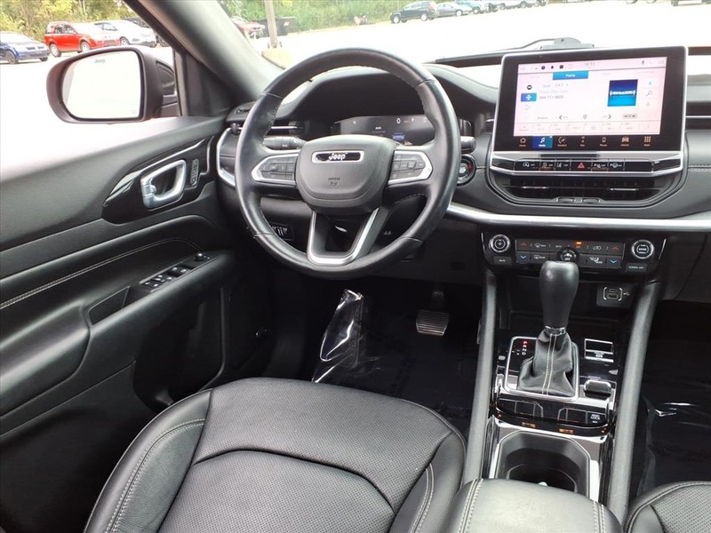 Jeep Compass Vehicle Full-screen Gallery Image 11