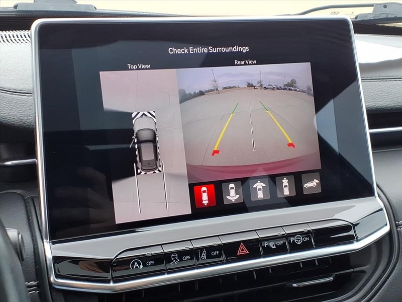 Jeep Compass Vehicle Full-screen Gallery Image 13