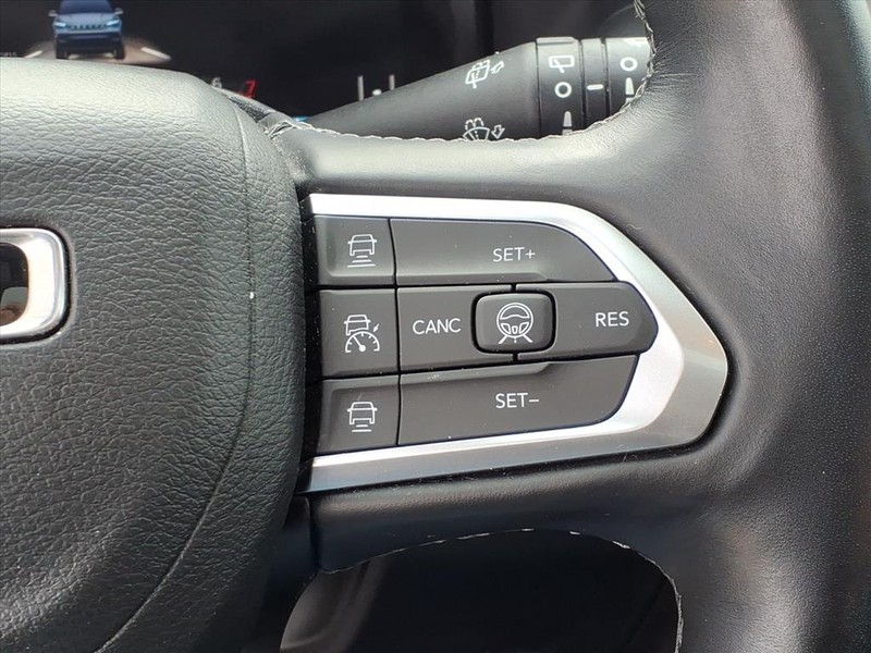 Jeep Compass Vehicle Full-screen Gallery Image 17