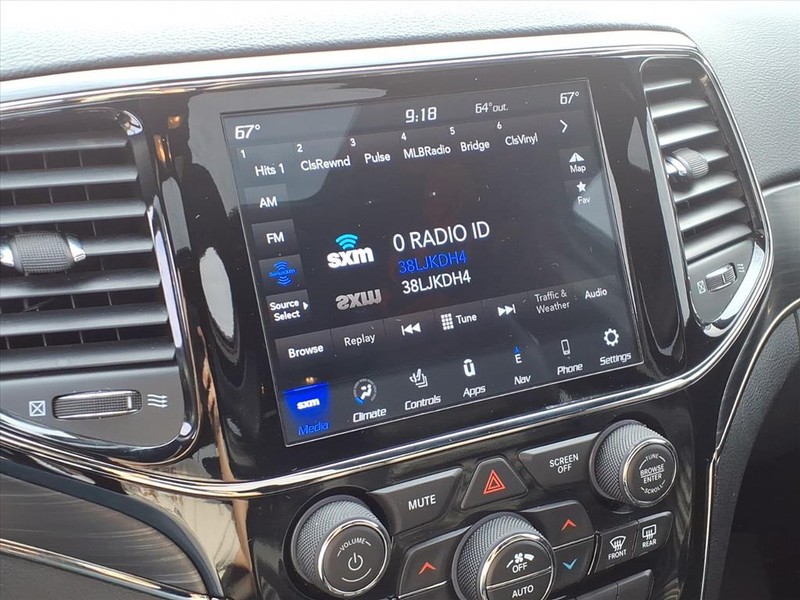 Jeep Grand Cherokee Vehicle Full-screen Gallery Image 12