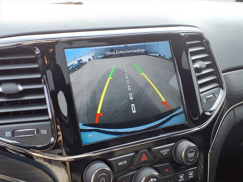 Jeep Grand Cherokee Vehicle Full-screen Gallery Image 13