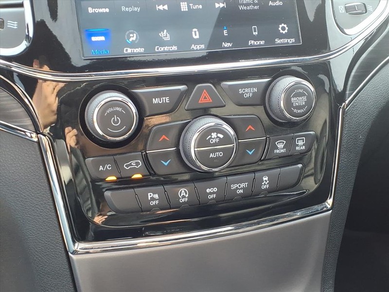 Jeep Grand Cherokee Vehicle Full-screen Gallery Image 14