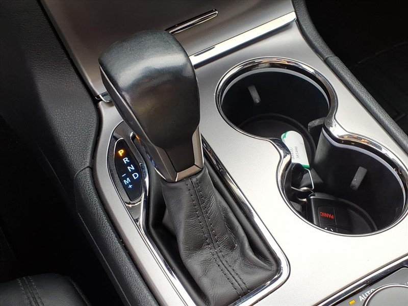 Jeep Grand Cherokee Vehicle Full-screen Gallery Image 15